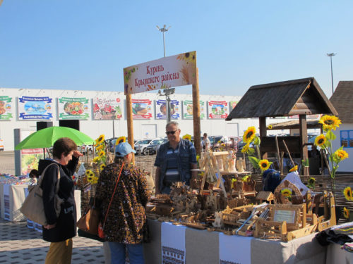 Krasnodarissa pidetyillä Kubanin maatalousmessuilla hehkuivat auringonkukat.