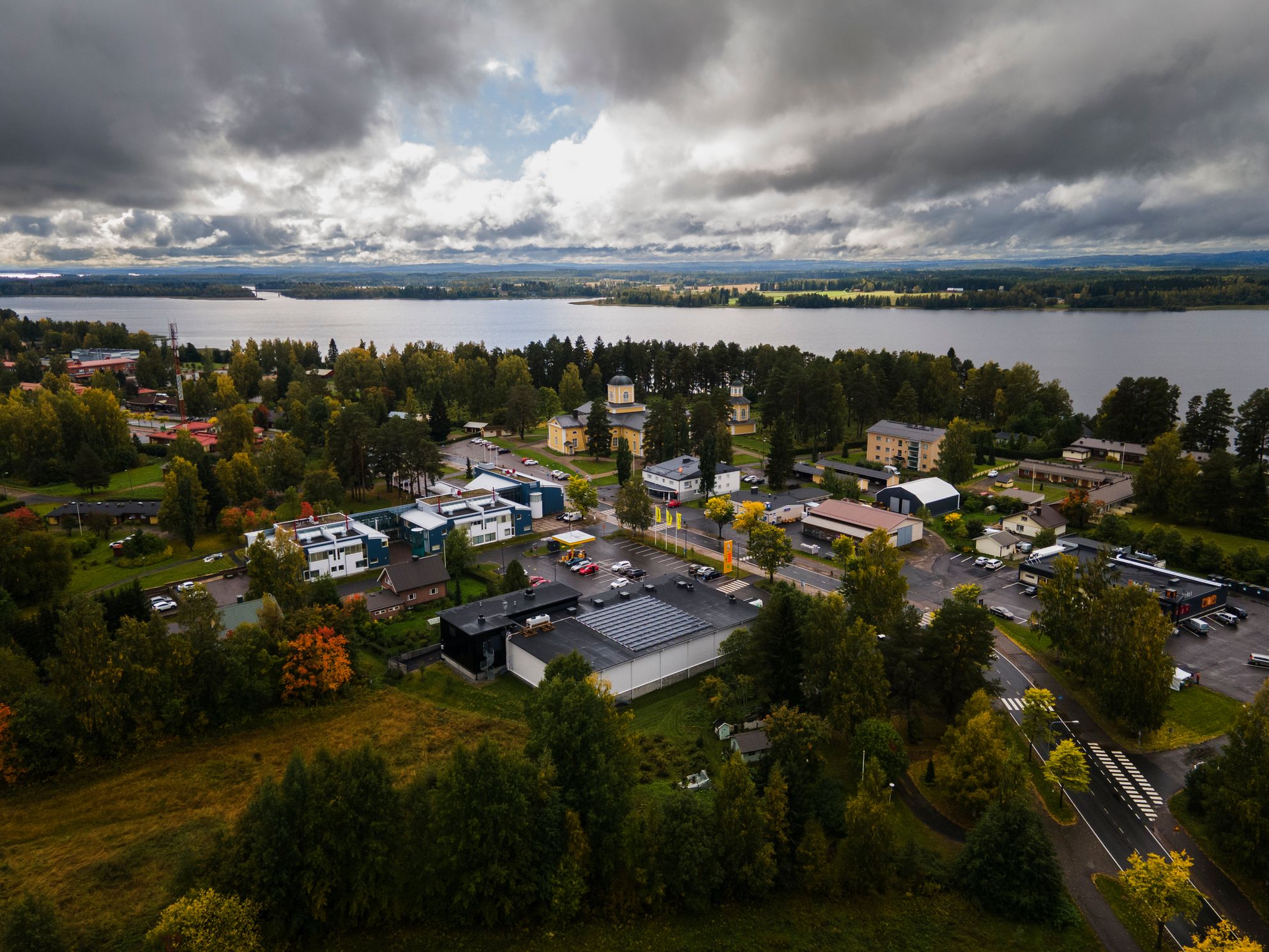 Maaningan Osuuspankin edustalla kulkee Maaningan kylänraitti.