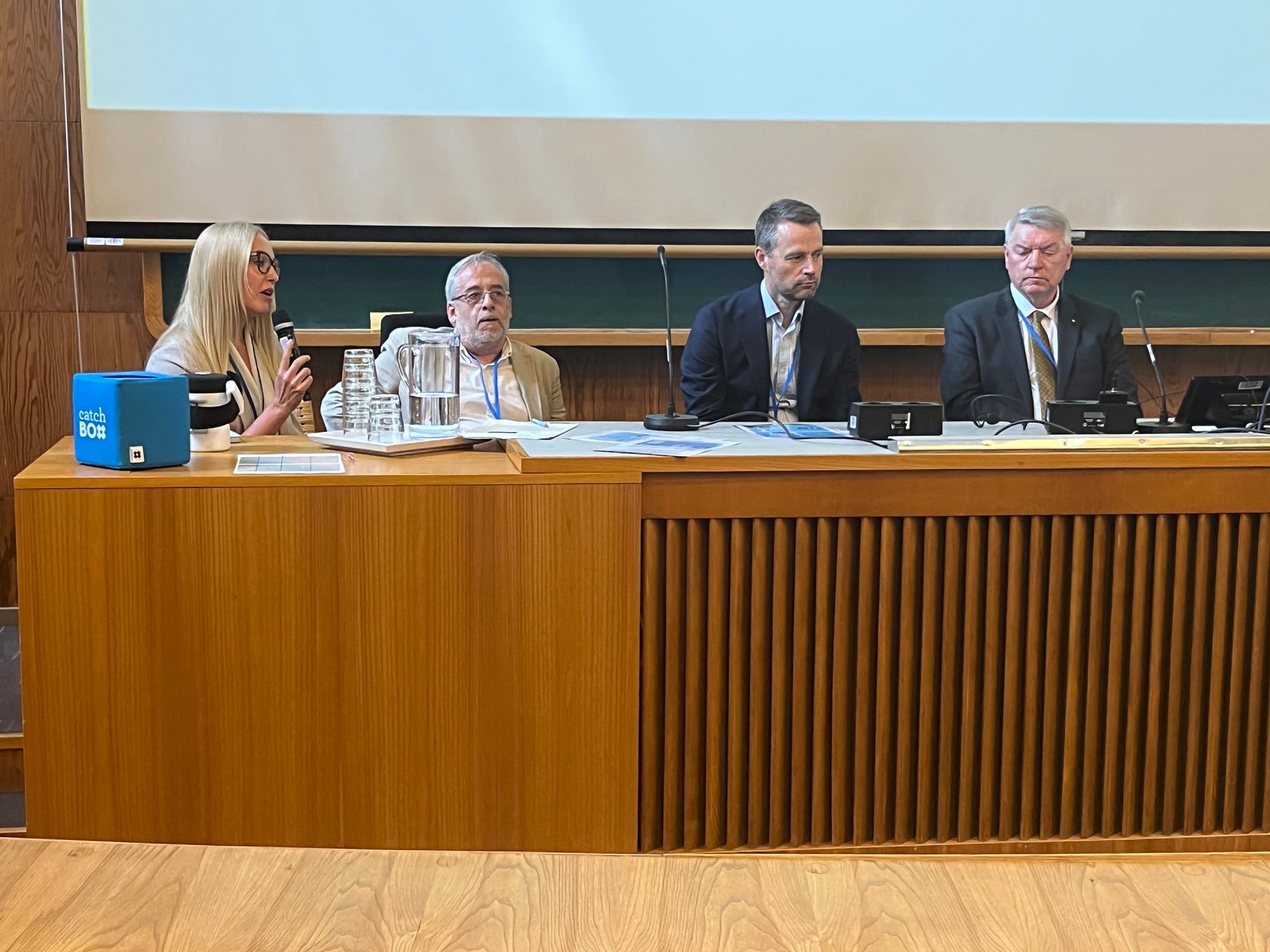 Paneelikeskustelussa Eeva Salmenpohja, Imanol Basterretxea, Sebastian Nyström ja Tim Mazzarol.