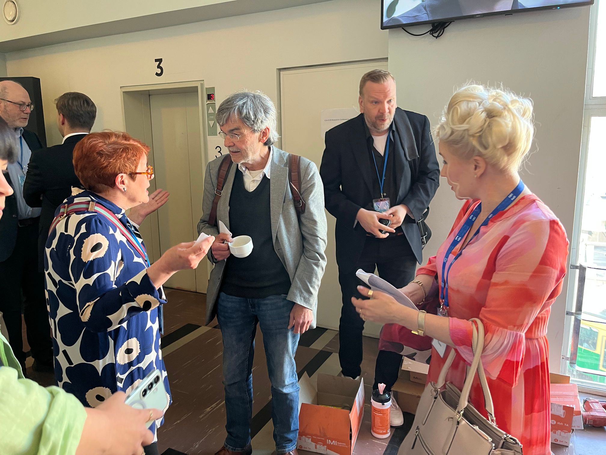 Kahvitauolla vaihdettiin kuulumisia. Kuvassa (alk. vas.) Pellervon lakiasiainjohtaja Anne Ekonoja, tutkija Hagen Henrÿ, tohtorikoulutettava Pasi Saarnivaara ja Anu Puusa.