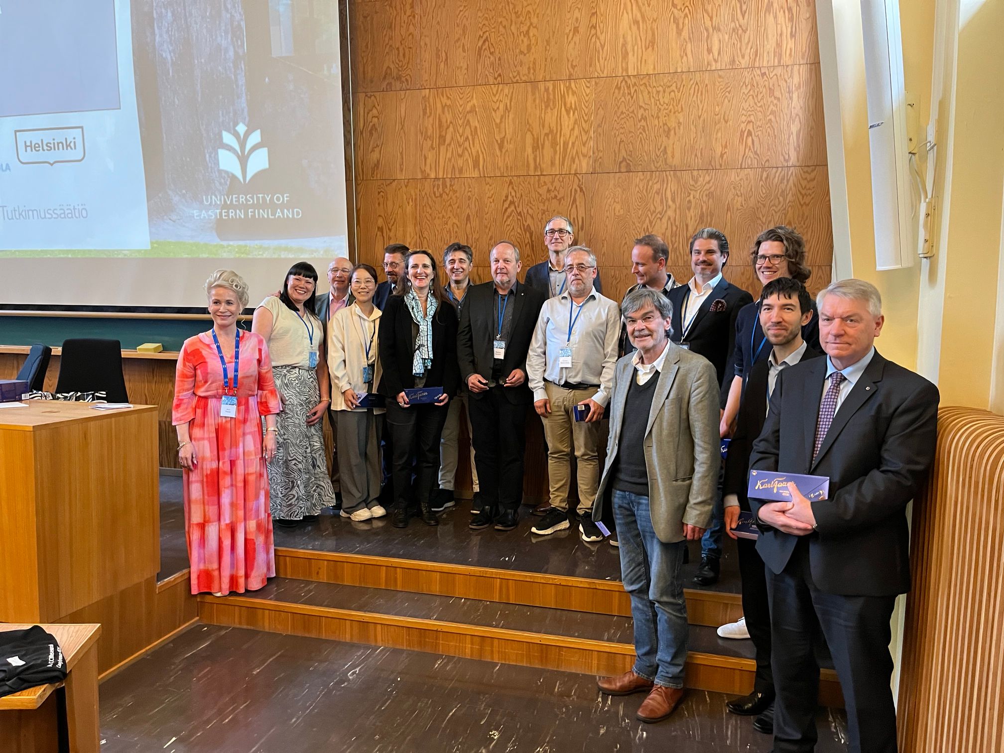 Tutkijat kokoontuivat iloiseen yhteiskuvaan konferenssin päättyessä.