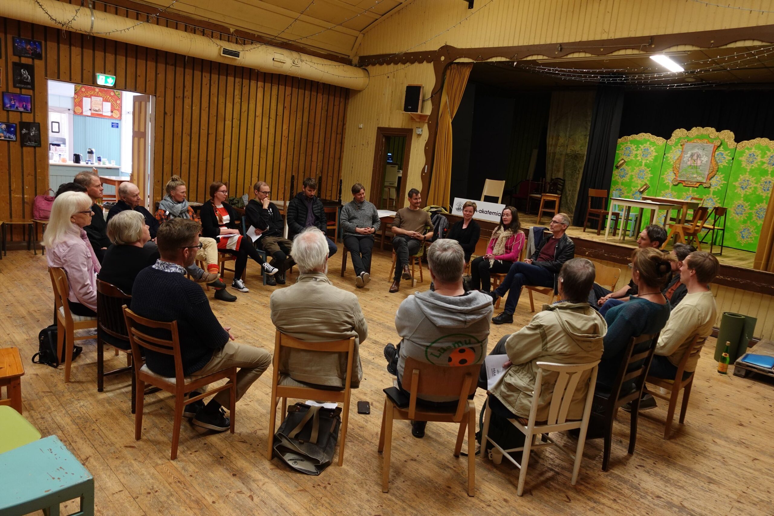 MAA-akatemian jäseniä keskusteluringissä.