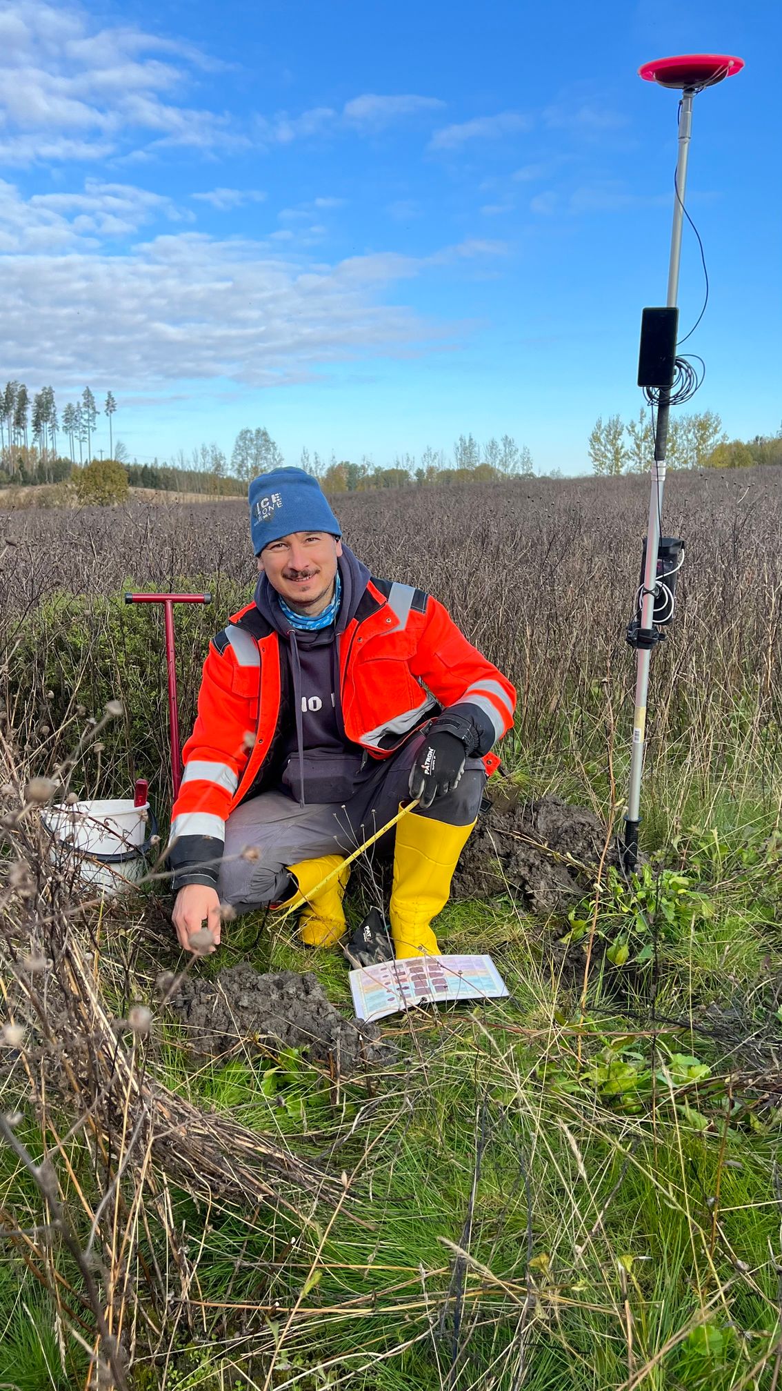 Syksyllä osuuskunnan agronomeja on tehnyt laajoja peltojen paikkatietopohjaisia kuntokartoituksia vesitalouden ja maan rakenteen parantamiseksi. Kuvassa Andrei Girz.