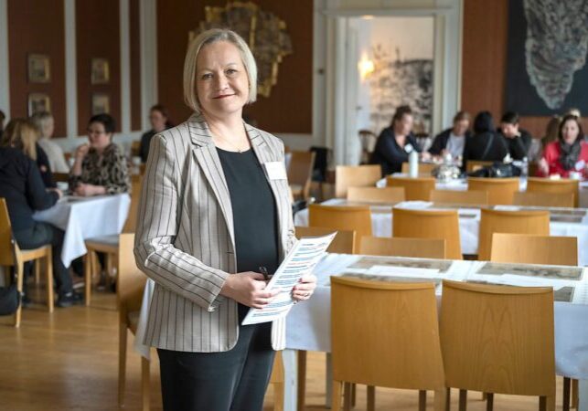 OP Sataharjun toimitusjohtaja Sanna Metsänranta antaa täyden tunnustuksen henkilöstölle. Kuudesta pankista muodostettu OP Sataharju pääsi huhtikuun alussa heti sujuvasti liikkeelle.